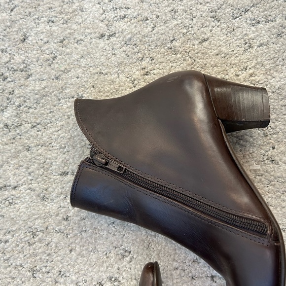 Amalfi by Rangoni leather 7.5 lux deep brown boots a symmetrical side zip - Picture 8 of 14